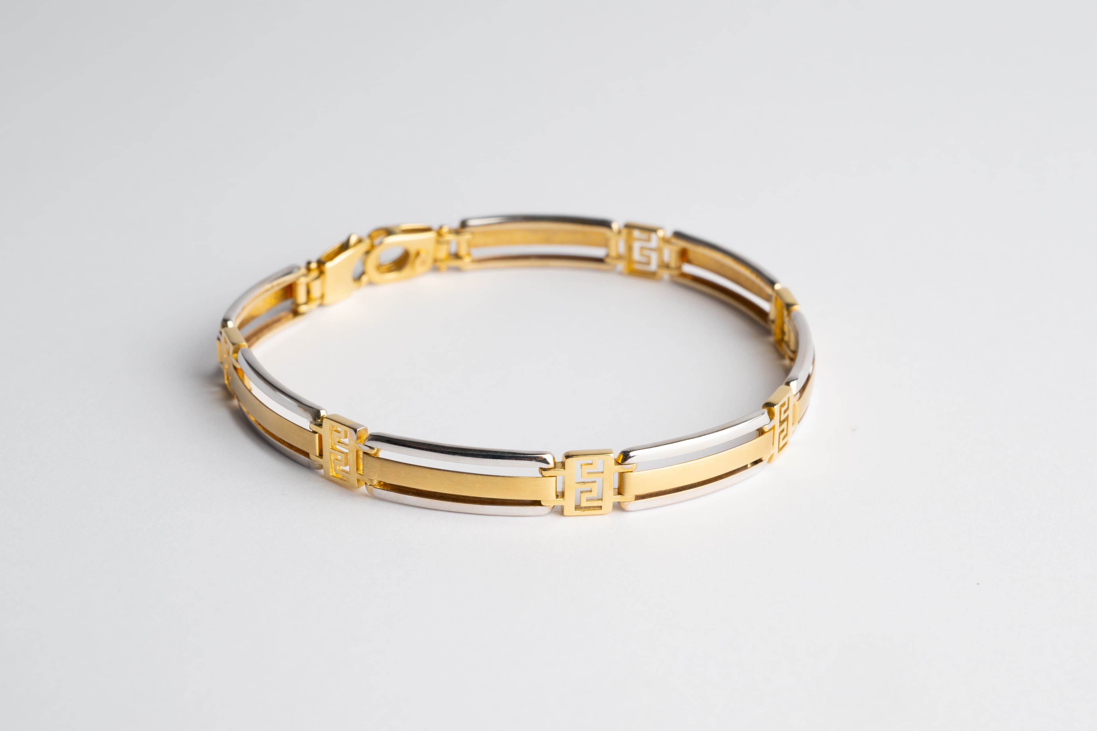 Narukvica sa dekorativnim spojnicama